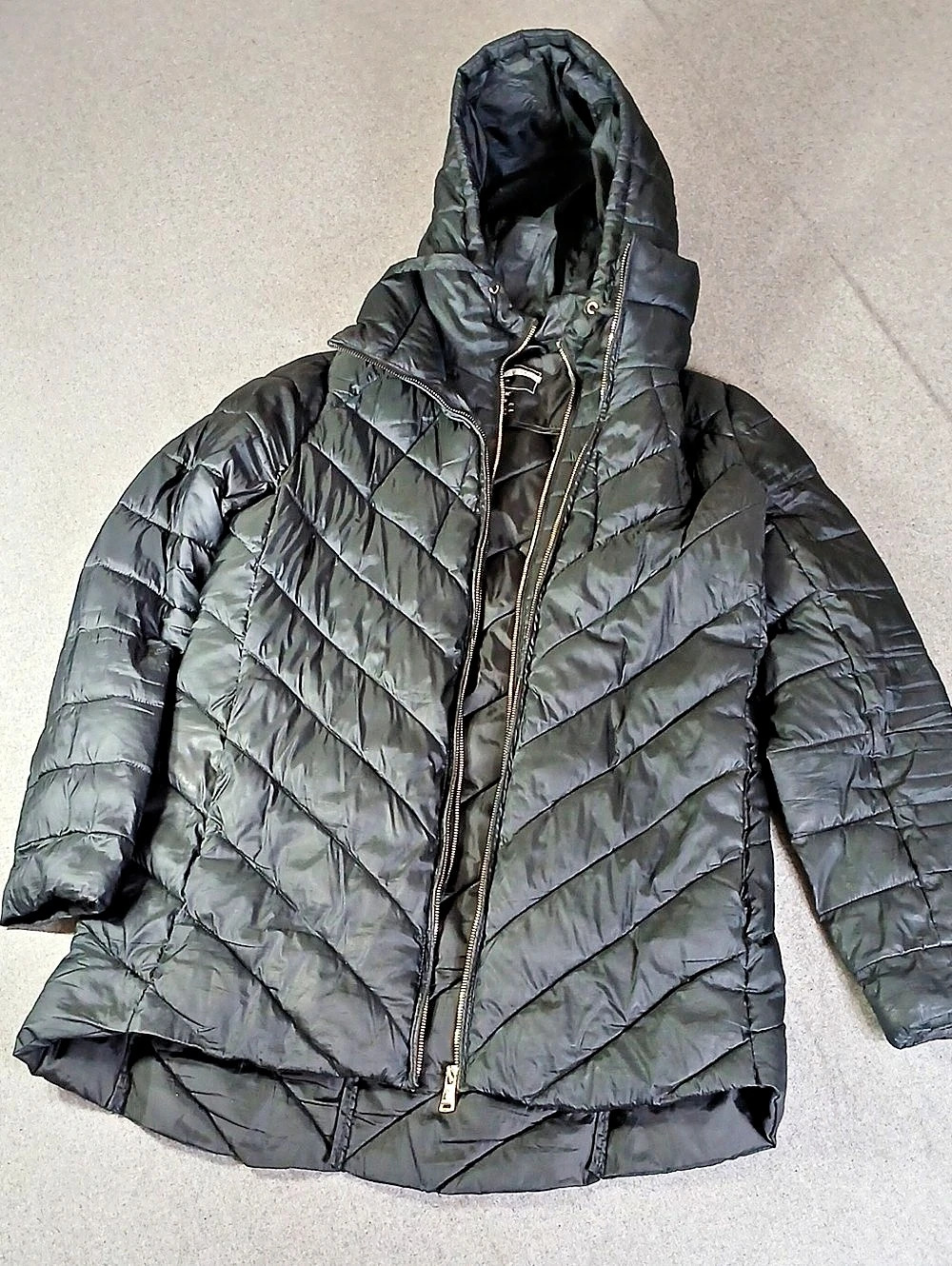 Bernardo Classic Black Quilted Hooded Puffer Size Small Like New